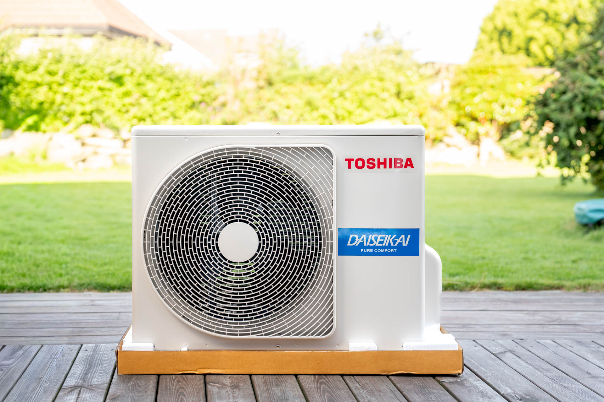 Varmepumpe Stavanger - Toshiba varmepumpe utstilt utendørs på platting.